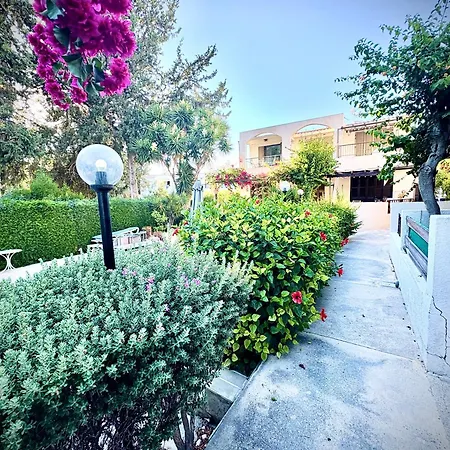 Ibiscus Pool & Garden Walk To Beach, Harbour & Castle, Kato