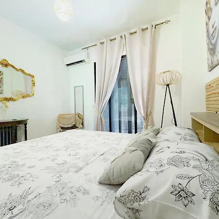 Daire Ibiscus Pool & Garden Walk To Beach, Harbour & Castle, Kato