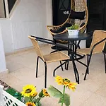 Ibiscus Pool & Garden Walk To Beach, Harbour & Castle, Kato Apartment *
