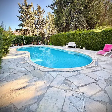 Ibiscus With Pool, Walk To Beach, Harbour,kato Paphos