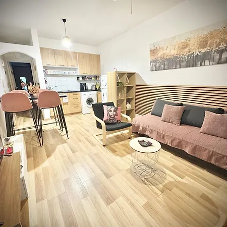 Ibiscus Pool & Garden Walk To Beach, Harbour & Castle, Kato Apartman *