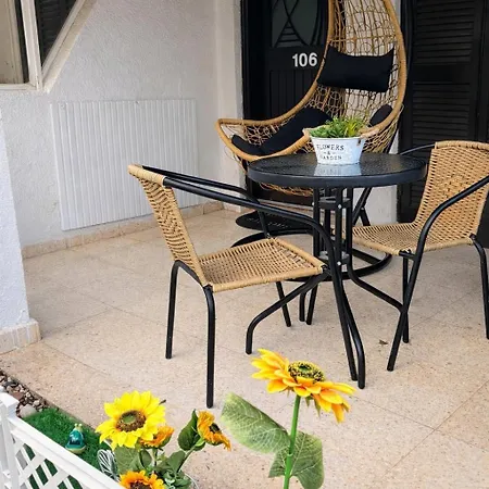 Ibiscus Pool & Garden Walk To Beach, Harbour & Castle, Kato Διαμέρισμα *