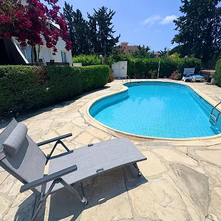 Ibiscus Pool & Garden Walk To Beach, Harbour & Castle, Kato Πάφος
