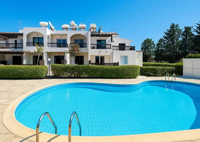 Ibiscus Pool & Garden Walk To Beach, Harbour & Castle, Kato アパート *