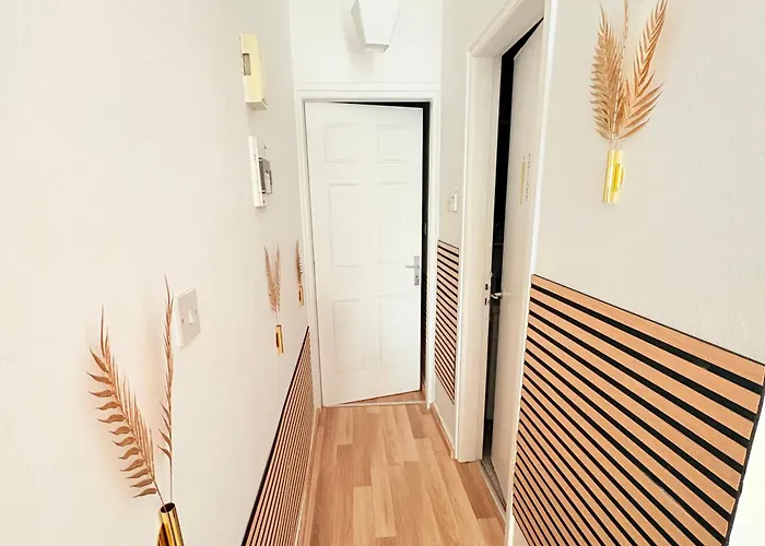 Ibiscus Pool & Garden Walk To Beach, Harbour & Castle, Kato アパート *