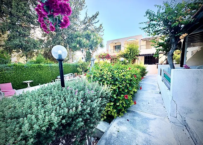 Ibiscus Pool & Garden Walk To Beach, Harbour & Castle, Kato