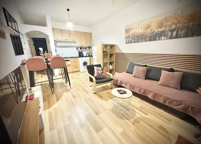 Ibiscus Pool & Garden Walk To Beach, Harbour & Castle, Kato アパート *