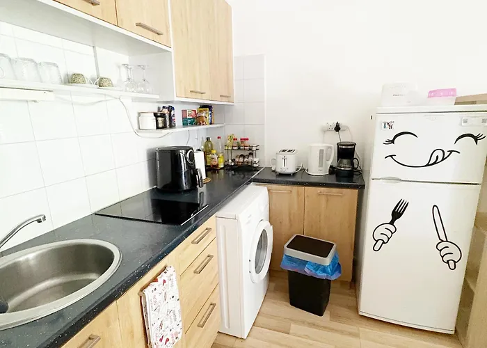 Ibiscus Pool & Garden Walk To Beach, Harbour & Castle, Kato アパート