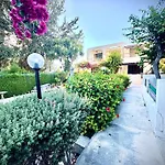 Ibiscus Pool & Garden Walk To Beach, Harbour & Castle, Kato